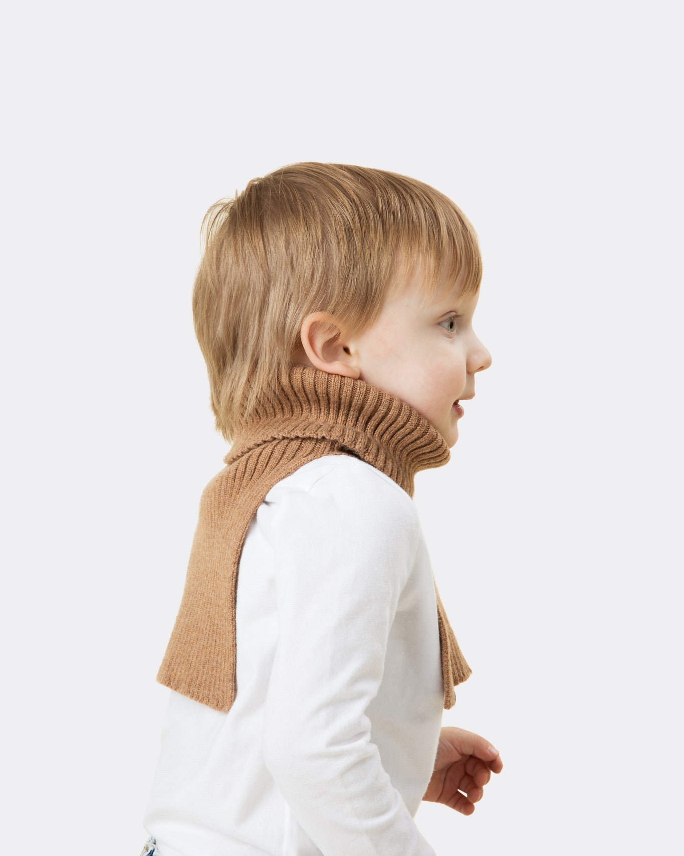 Elio, age 3, wearing freddie in camel in mini