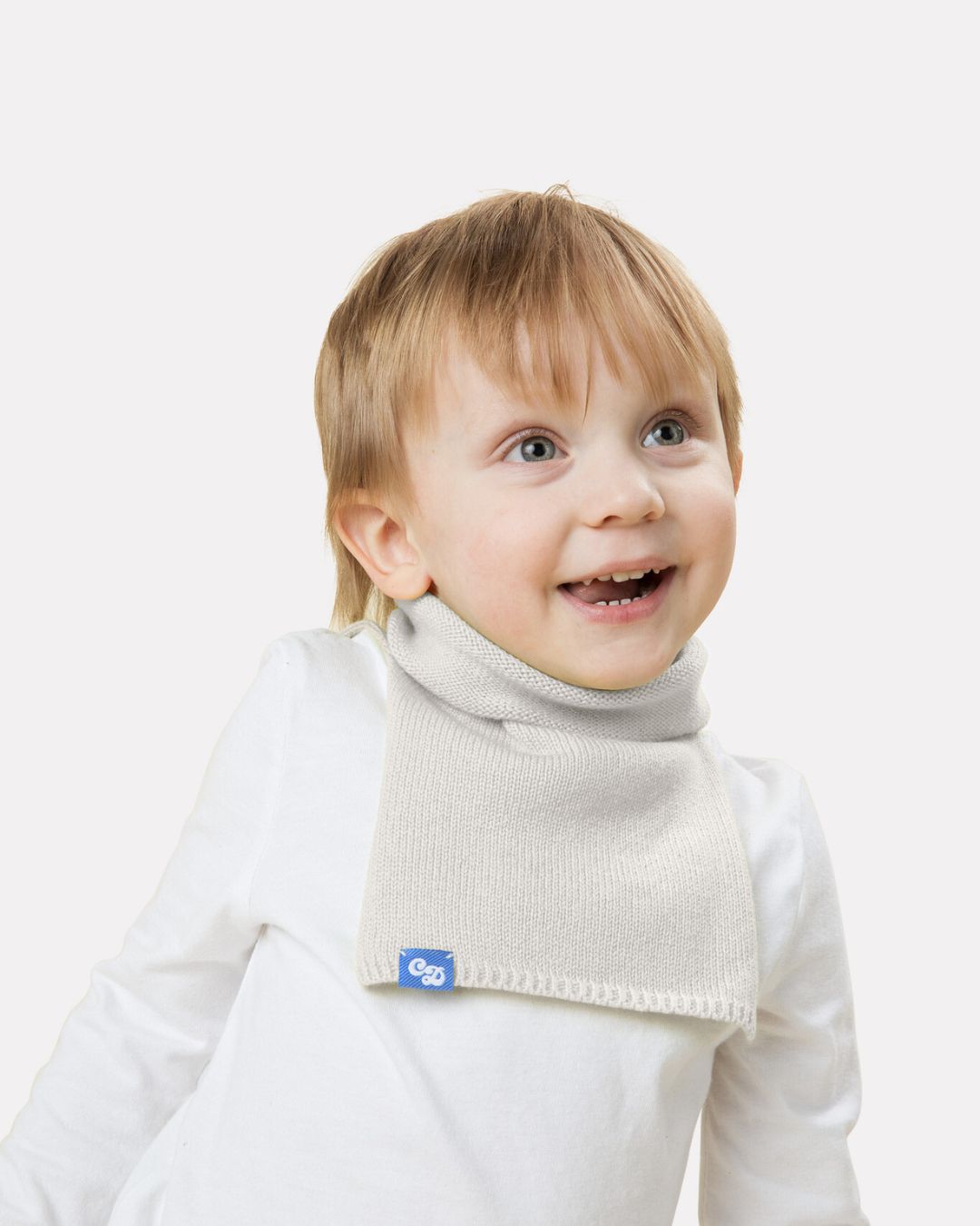 3 yr old Elio wears a mini stan in blanc