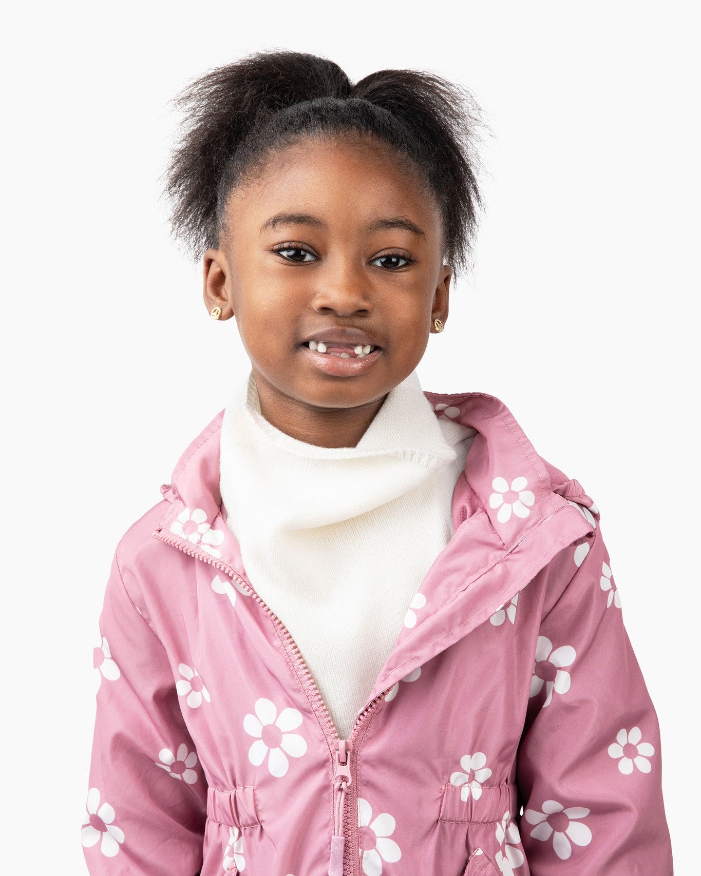 Khali, age 7, wears a small stan in blanc